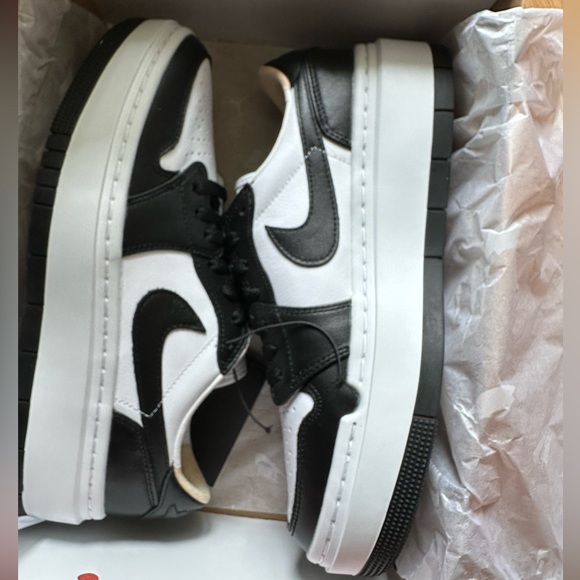 Jordan 1 Low Elevate Black/White (9W/7.5M) - Picture 4 of 5
